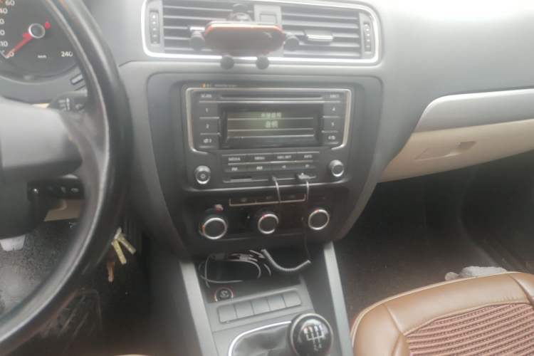 Used Volkswagen Sagitar 2014 Revised Version 1.6L Manual Comfort Edition Audio And AC Panel