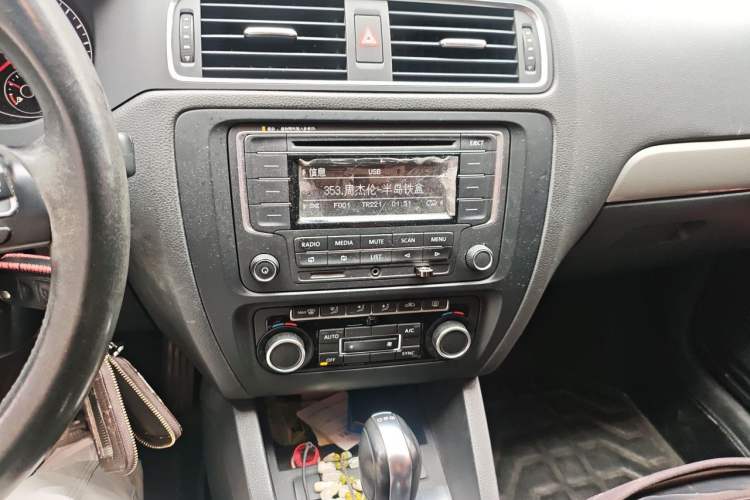 Used Volkswagen Sagitar 2014 Revised Version 1.4TSI Automatic Luxury Edition Audio And AC Panel