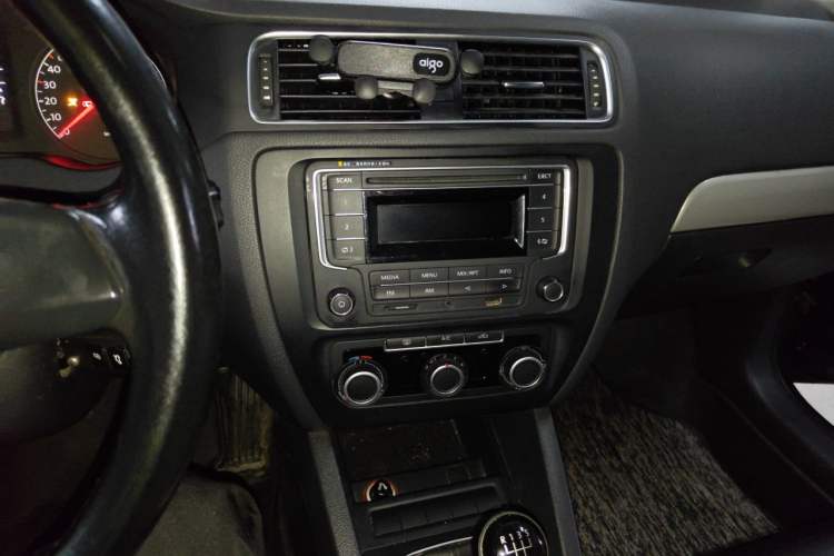 Used Volkswagen Sagitar 2014 1.6L Manual Comfort Model Audio And AC Panel