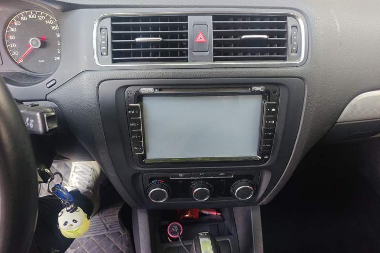 Used Volkswagen Sagitar 2014 Revised Version 1.6L Automatic Comfort Edition Audio And AC Panel