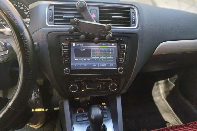 Used Volkswagen Sagitar 2014 1.4TSI Automatic Luxury Model Audio And AC Panel