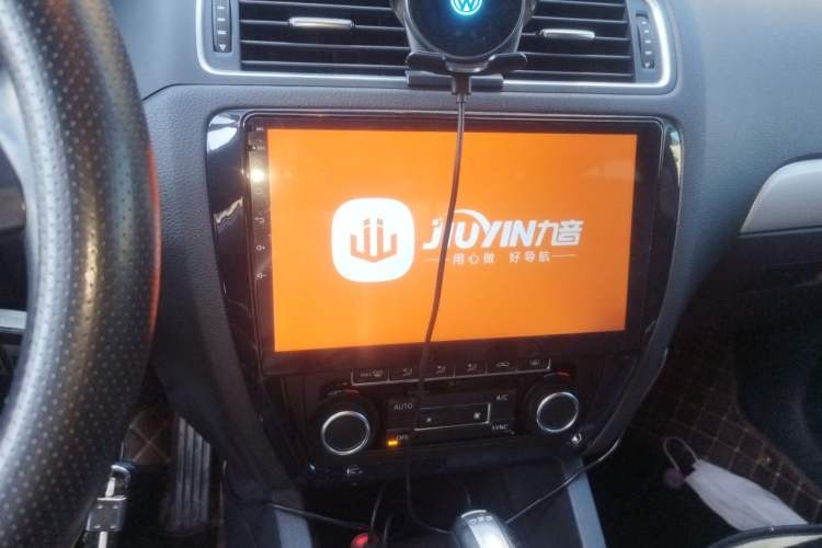 Used Volkswagen Sagitar 2014 Revised Version 1.4TSI Automatic Luxury Edition Audio And AC Panel