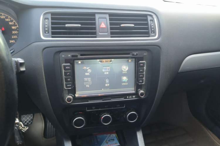 Used Volkswagen Sagitar 2014 1.6L Manual Comfort Model Audio And AC Panel