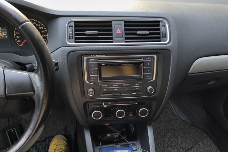 Used Volkswagen Sagitar 2014 Revised Version 1.6L Manual Comfort Edition Audio And AC Panel