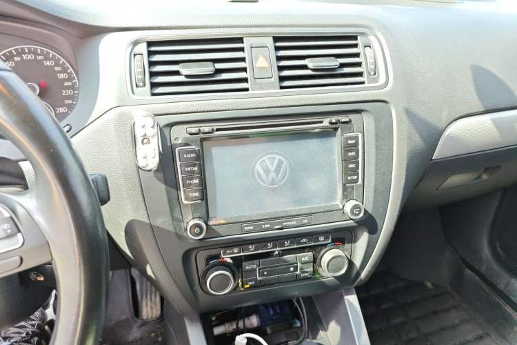 Used Volkswagen Sagitar 2014 Revised Version 1.4TSI Manual Luxury Edition Audio And AC Panel