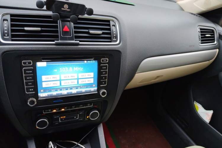 Used Volkswagen Sagitar 2014 Revised Version 1.4TSI Manual Luxury Edition Audio And AC Panel