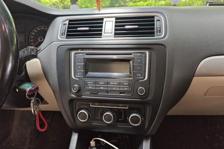 Used Volkswagen Sagitar 2014 Revised Version 1.6L Manual Comfort Edition Audio And AC Panel