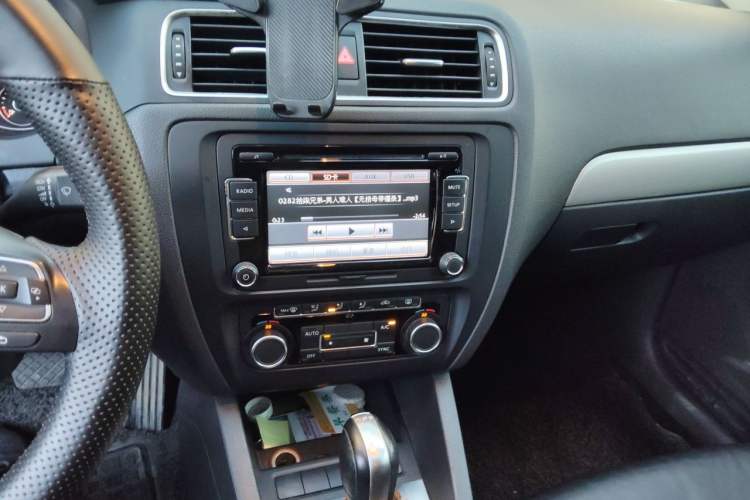 Used Volkswagen Sagitar 2014 1.4TSI Automatic Luxury Model Audio And AC Panel