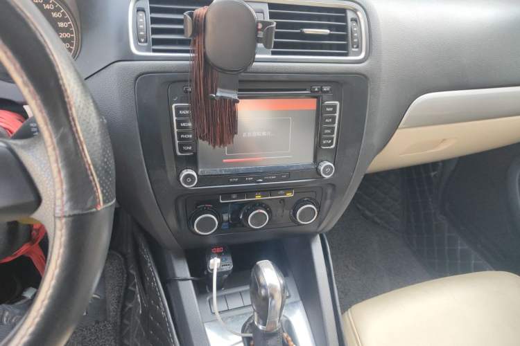 Used Volkswagen Sagitar 2014 1.6L Automatic Comfort Model Audio And AC Panel