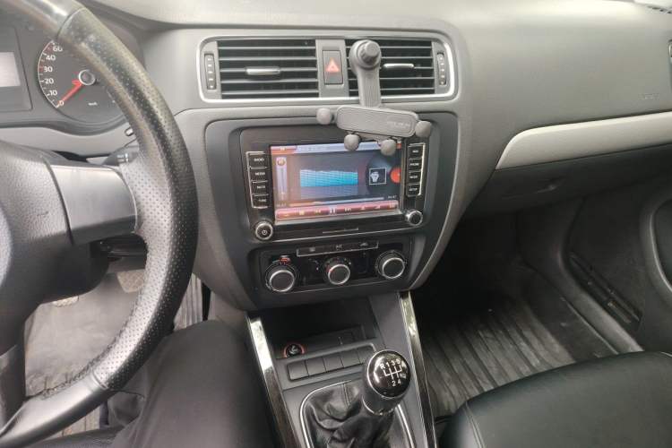 Used Volkswagen Sagitar 2014 Revised Version 1.6L Manual Comfort Edition Audio And AC Panel