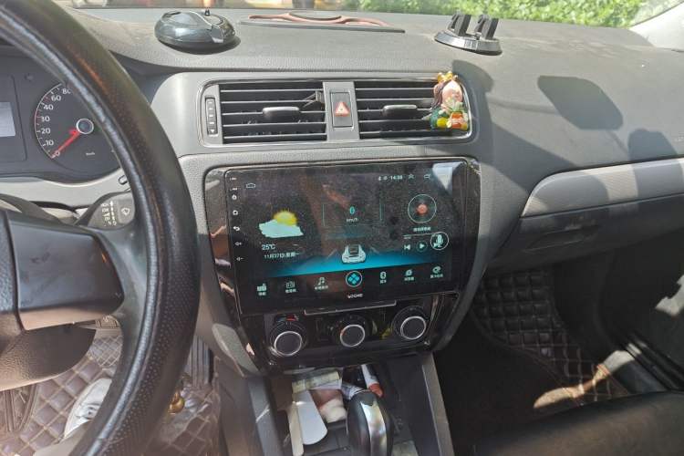 Used Volkswagen Sagitar 2014 1.6L Automatic Comfort Model Audio And AC Panel