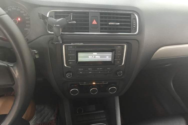 Used Volkswagen Sagitar 2014 1.6L Manual Comfort Model Audio And AC Panel