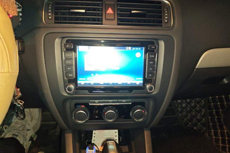 Used Volkswagen Sagitar 2014 Revised Version 1.6L Automatic Comfort Edition Audio And AC Panel