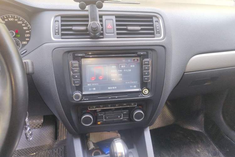 Used Volkswagen Sagitar 2014 Revised Version 1.4TSI Automatic Luxury Edition Audio And AC Panel