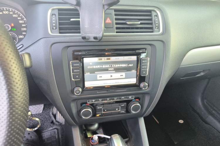 Used Volkswagen Sagitar 2014 1.4TSI Automatic Luxury Model Audio And AC Panel
