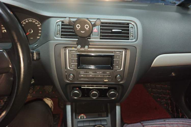Used Volkswagen Sagitar 2014 Revised Version 1.6L Manual Leading Edition Audio And AC Panel