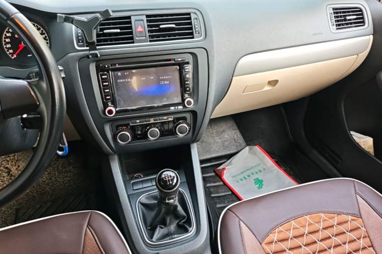 Used Volkswagen Sagitar 2014 Revised Version 1.6L Manual Comfort Edition Audio And AC Panel