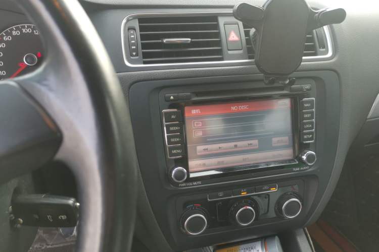 Used Volkswagen Sagitar 2014 1.6L Manual Comfort Model Audio And AC Panel
