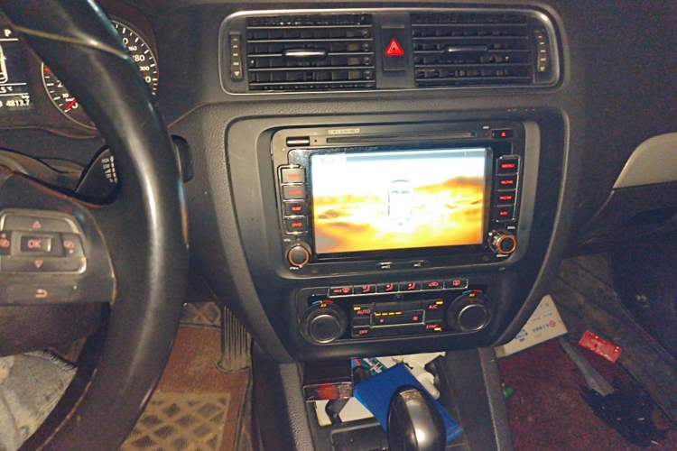 Used Volkswagen Sagitar 2014 Revised Version 1.4TSI Automatic Luxury Edition Audio And AC Panel