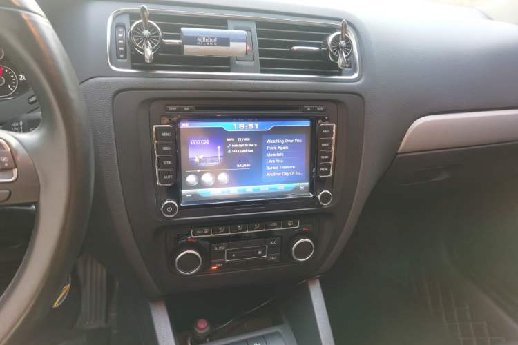Used Volkswagen Sagitar 2014 Revised Version 1.4TSI Manual Luxury Edition Audio And AC Panel