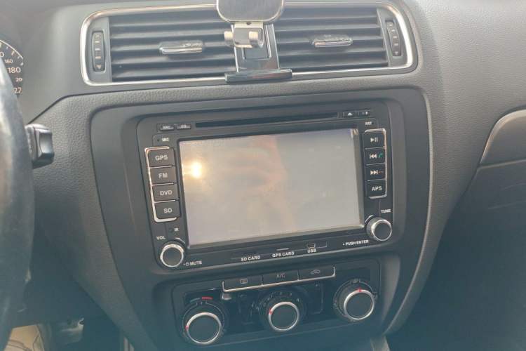 Used Volkswagen Sagitar 2014 1.4TSI Automatic Fashion Edition Audio And AC Panel