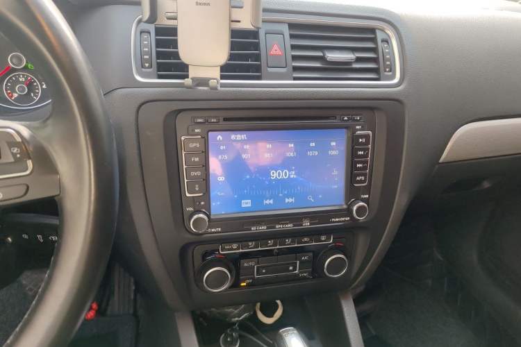 Used Volkswagen Sagitar 2014 Revised Version 1.4TSI Automatic Luxury Edition Audio And AC Panel