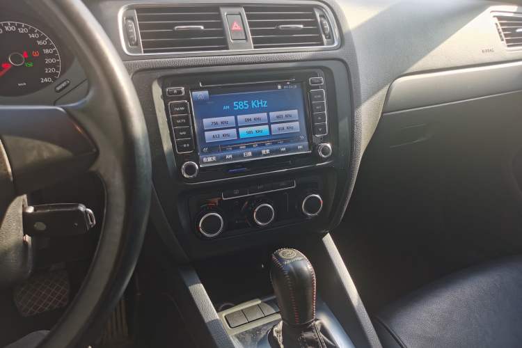 Used Volkswagen Sagitar 2014 Revised Version 1.6L Automatic Comfort Edition Audio And AC Panel