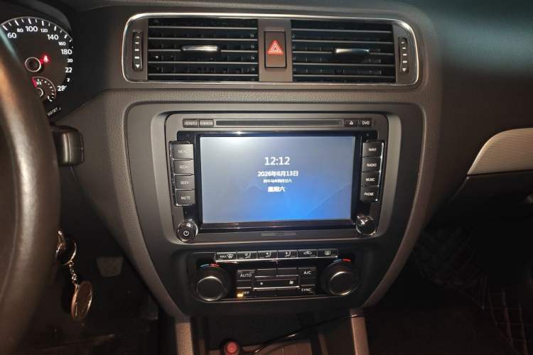 Used Volkswagen Sagitar 2014 Revised Version 1.4TSI Manual Luxury Edition Audio And AC Panel