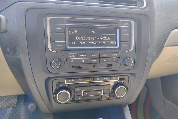 Used Volkswagen Sagitar 2014 1.4TSI Automatic Luxury Model Audio And AC Panel