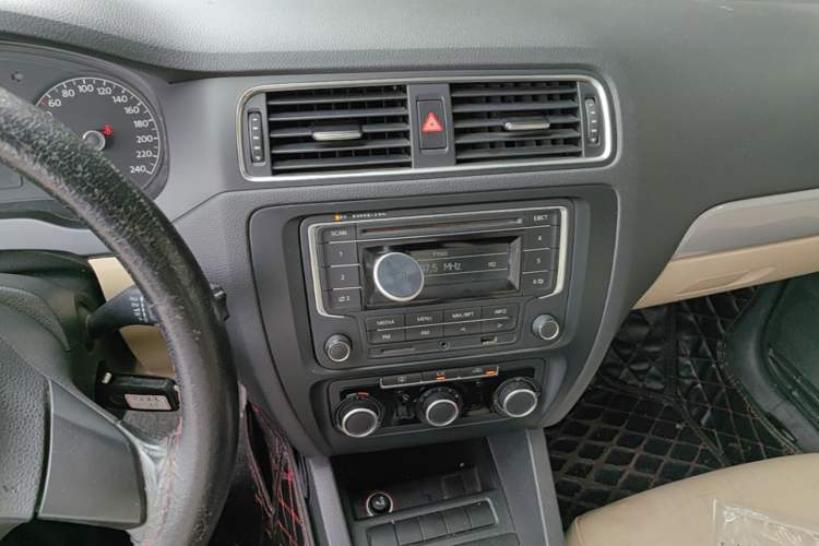Used Volkswagen Sagitar 2014 1.6L Manual Comfort Model Audio And AC Panel