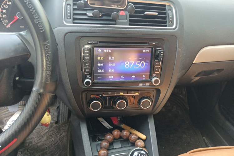 Used Volkswagen Sagitar 2014 1.6L Manual Comfort Model Audio And AC Panel