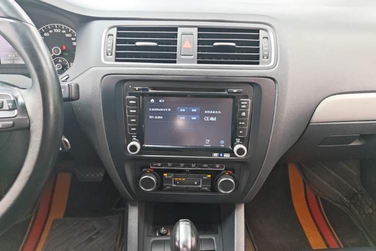 Used Volkswagen Sagitar 2014 Revised Version 1.4TSI Automatic Luxury Edition Audio And AC Panel