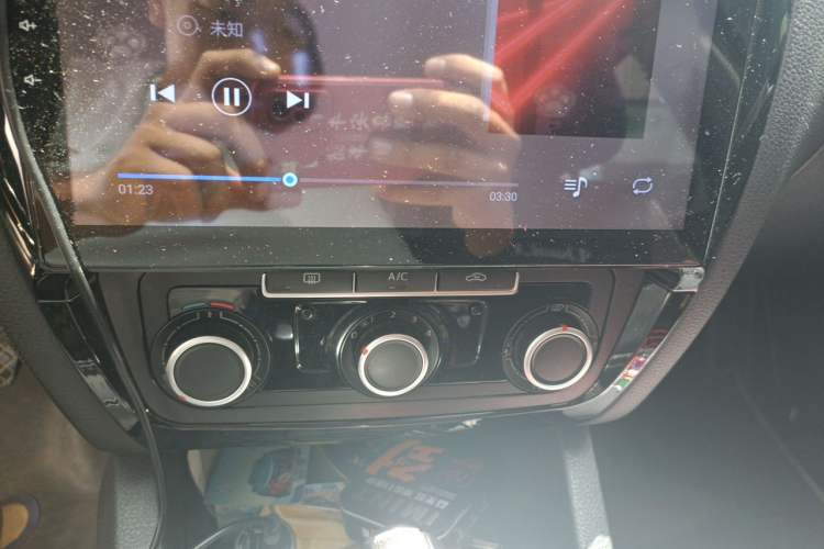 Used Volkswagen Sagitar 2014 1.6L Automatic Comfort Model Audio And AC Panel