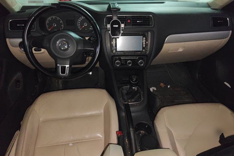 Used Volkswagen Sagitar 2014 1.6L Manual Comfort Model Center Console