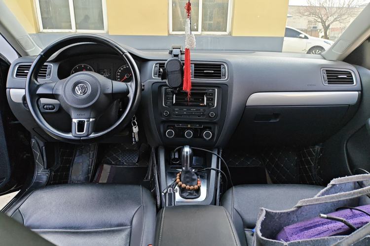 Used Volkswagen Sagitar 2014 1.6L Automatic Comfort Model Center Console