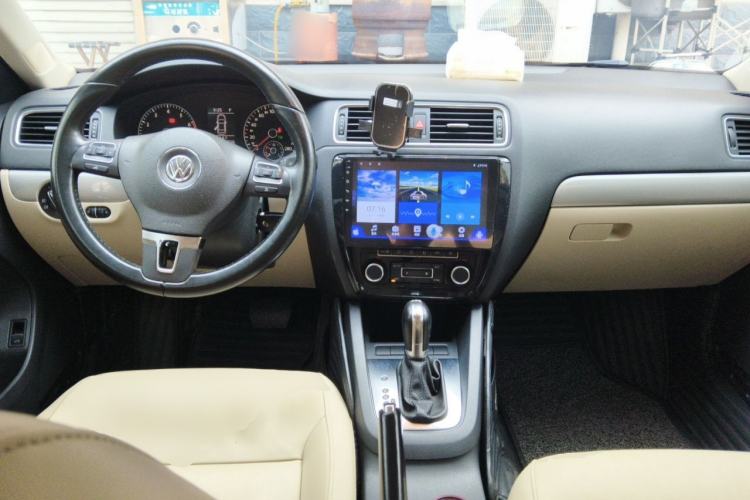 Used Volkswagen Sagitar 2014 1.4TSI Automatic Luxury Model Center Console
