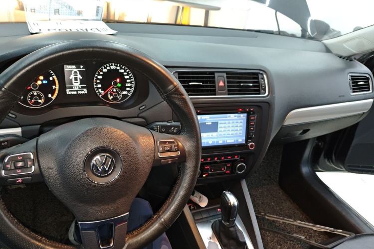 Used Volkswagen Sagitar 2014 Revised Version 1.4TSI Automatic Luxury Edition Center Console