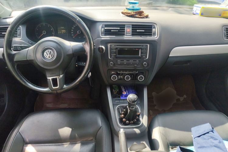 Used Volkswagen Sagitar 2014 1.6L Manual Comfort Model Center Console