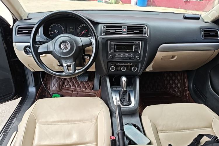 Used Volkswagen Sagitar 2014 Revised Version 1.6L Automatic Comfort Edition Center Console