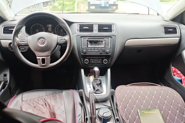 Used Volkswagen Sagitar 2014 Revised Version 1.4TSI Automatic Luxury Edition Center Console