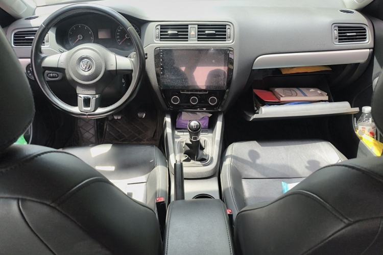 Used Volkswagen Sagitar 2014 1.6L Manual Comfort Model Center Console