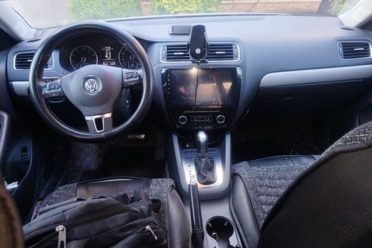 Used Volkswagen Sagitar 2014 Revised Version 1.4TSI Automatic Luxury Edition Center Console