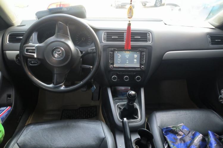 Used Volkswagen Sagitar 2014 1.6L Manual Comfort Model Center Console
