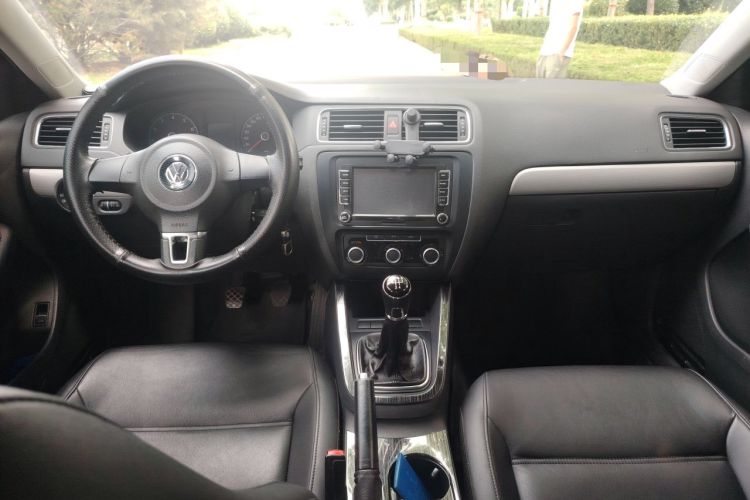 Used Volkswagen Sagitar 2014 Revised Version 1.6L Manual Comfort Edition Center Console