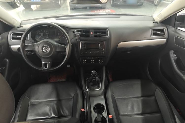 Used Volkswagen Sagitar 2014 1.6L Manual Comfort Model Center Console