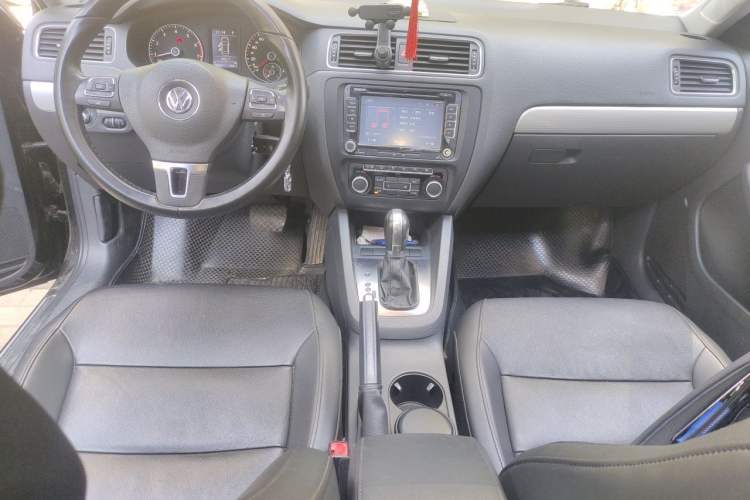 Used Volkswagen Sagitar 2014 Revised Version 1.4TSI Automatic Luxury Edition Center Console