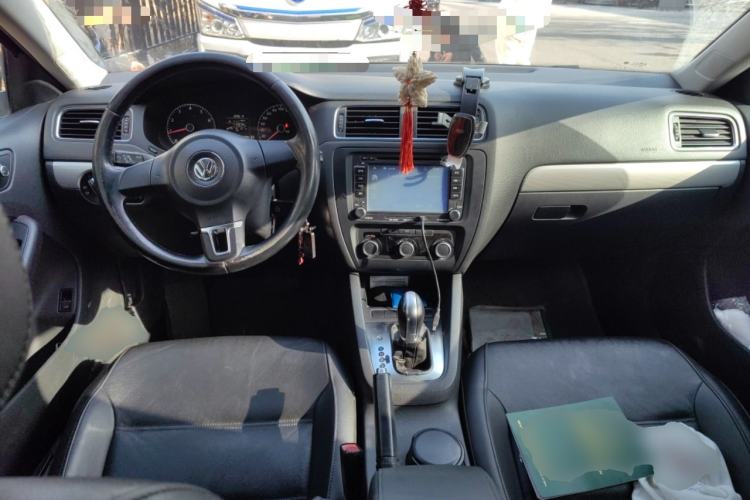 Used Volkswagen Sagitar 2014 Revised Version 1.6L Automatic Comfort Edition Center Console