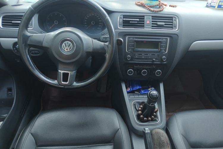 Used Volkswagen Sagitar 2014 1.6L Manual Comfort Model Center Console
