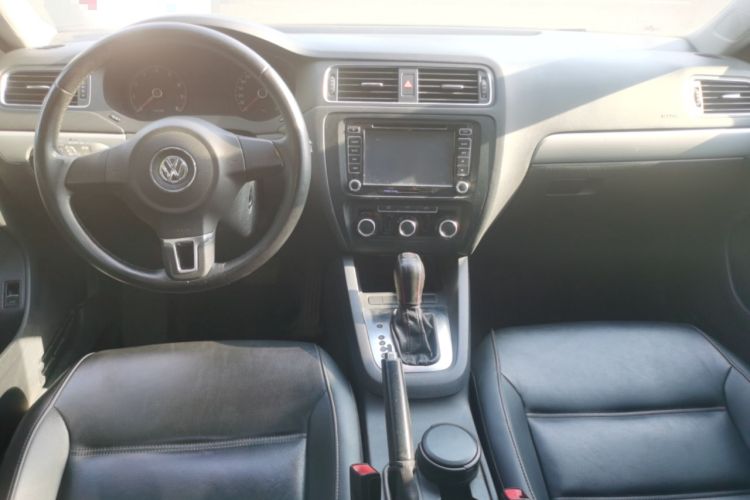 Used Volkswagen Sagitar 2014 Revised Version 1.6L Automatic Comfort Edition Center Console