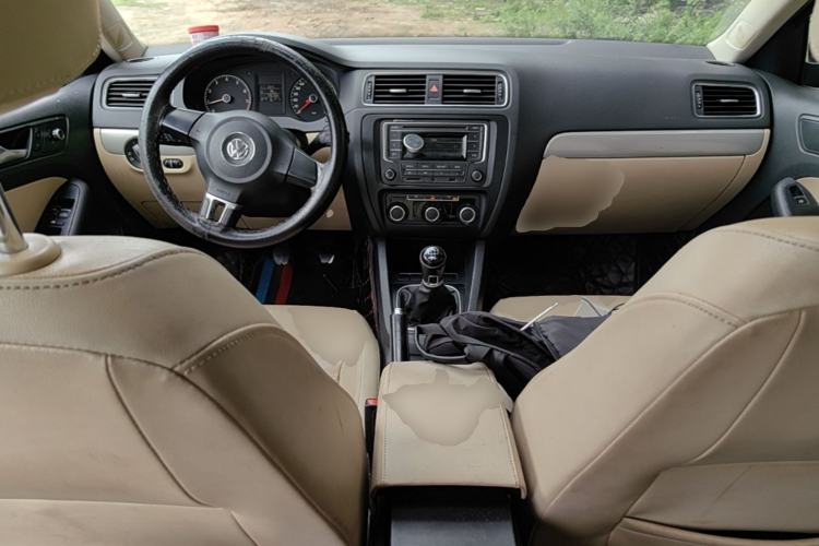 Used Volkswagen Sagitar 2014 1.6L Manual Comfort Model Center Console